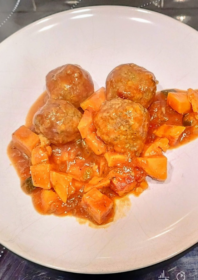 Una foto de Albóndigas de lentejas con boniato y pisto