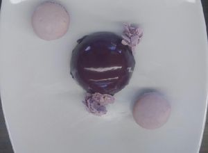 Una foto de Mousse de piloncillo jelly de tejocote/guayaba y glaseado espejo