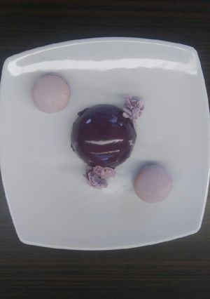 Una foto de Mousse de piloncillo jelly de tejocote/guayaba y glaseado espejo