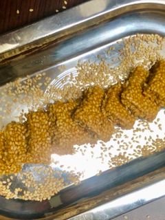 चिक्की (chikki recipe in marathi) रेसिपी चे मुख्य फोटो