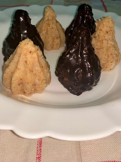 இனிப்பு தேங்காய் மோதகம் / தேங்காய் சாக்லேட் மோதகம் (Thenkaai chocolate mothak recipe in tamil) செய்முறை முக்கிய புகைப்படம்