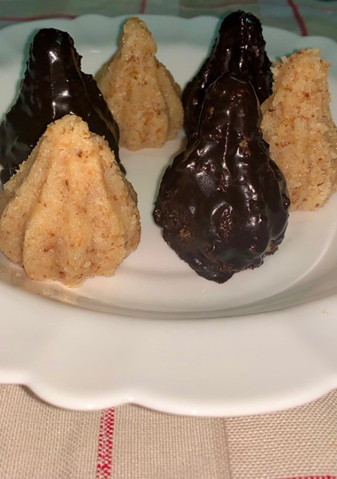 இனிப்பு தேங்காய் மோதகம் / தேங்காய் சாக்லேட் மோதகம் (Thenkaai chocolate mothak recipe in tamil) செய்முறை முக்கிய புகைப்படம்