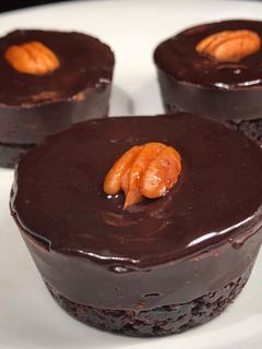 Una foto de Bombones de brownie rellenos con frutillas y dulce de leche sin horno