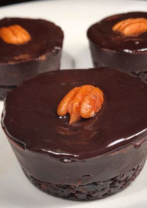Una foto de Bombones de brownie rellenos con frutillas y dulce de leche sin horno