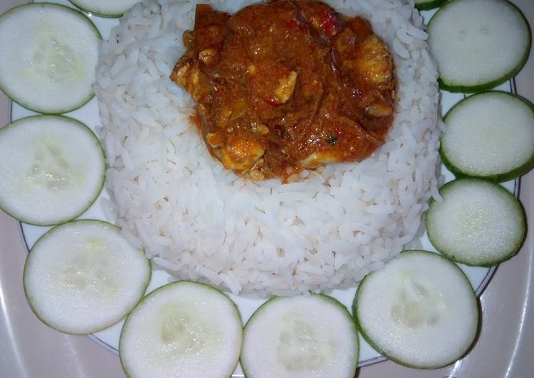 White rice and water snail stew, garnished with cucumber