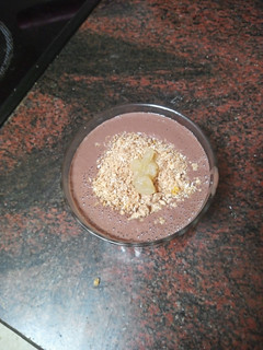 Una foto de Falsa tarta de chocolate con migas de galletas y uvas