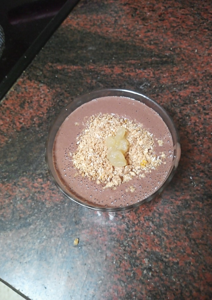 Una foto de Falsa tarta de chocolate con migas de galletas y uvas