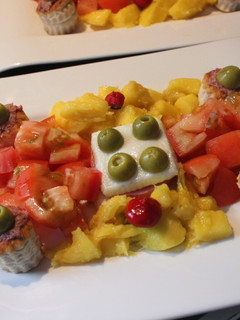 Una foto de Ensalada con volovanes y huevo cuadrado