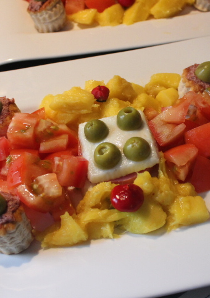 Una foto de Ensalada con volovanes y huevo cuadrado