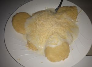 Una foto de Raviolis caseros con salsa bechamel