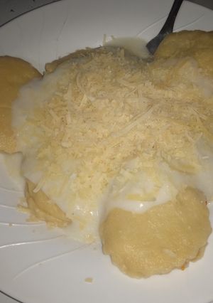Una foto de Raviolis caseros con salsa bechamel