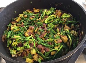 Une photo de Chou cima sauté au persil plat,oignon rouge et graisse de canard