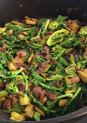 Une photo de Chou cima sauté au persil plat,oignon rouge et graisse de canard