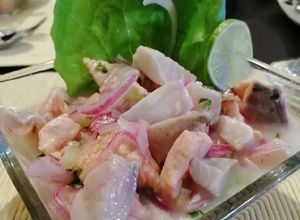 Una foto de Ceviche de tilapia, salmón y camarones 🐟❤️
