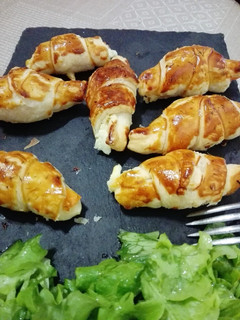 Una foto de Mini croissants de trucha ahumada