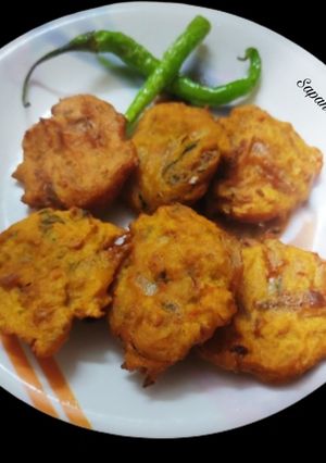खमंग कांदा वडा (kanda vada recipe in marathi) रेसिपी चे मुख्य फोटो