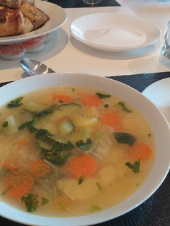 Una foto de Sopita de pollo de la abuela con pollo a la mantequilla🍗🥘👵