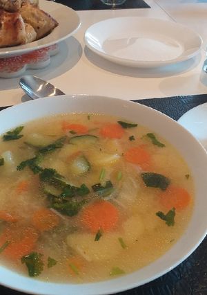 Una foto de Sopita de pollo de la abuela con pollo a la mantequilla🍗🥘👵