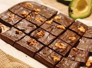 Una foto de chocolate y palta