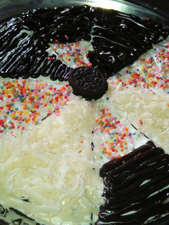 Foto resep Oreo Cake Pizza with whipped cream homemade