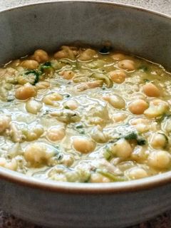 Una foto de Garbanzos con puerro y apio en olla a presión