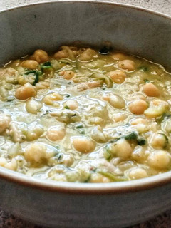 Una foto de Garbanzos con puerro y apio en olla a presión