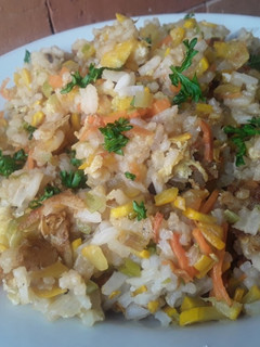 Una foto de Arroz🍚 frito de verduras🥗 y huevo🍳🤔😋🤨