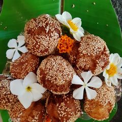 A picture of Sesame balls.