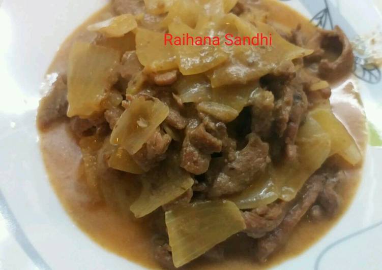 Tumis daging sapi dan bawang bombay