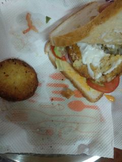 आलू टिक्की v/s ब्रेड सैंडविच (aloo tikki vs bread sandwich recipe in Hindi) रेसिपी मुख्य फोटो