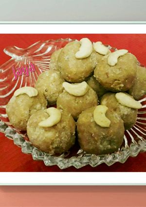 A picture of Gond ke laddu.