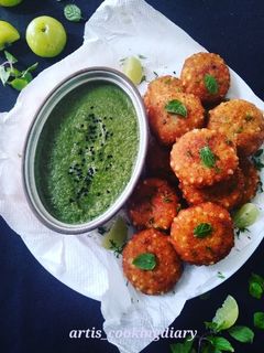 साबूदाना वड़ा और आमला की चटनी (sabudana vada aur amla ki chutney recipe in Hindi) रेसिपी मुख्य फोटो