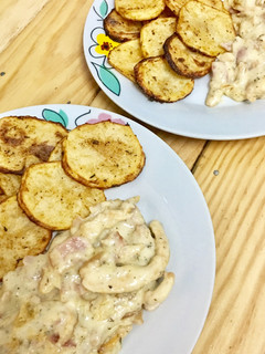 Una foto de Pollo con nata, bacon y patatas al horno - receta fácil