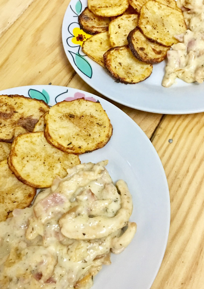 Una foto de Pollo con nata, bacon y patatas al horno - receta fácil