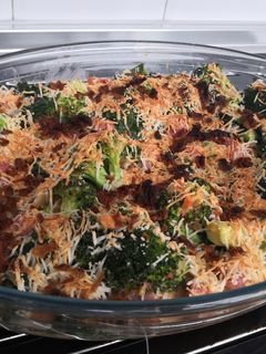 Una foto de Salteado de verduras y longaniza con salsa de sobrasada