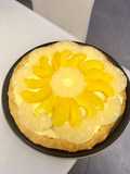 Crostata crema pasticciera e frutta sciroppata in pasta sfoglia