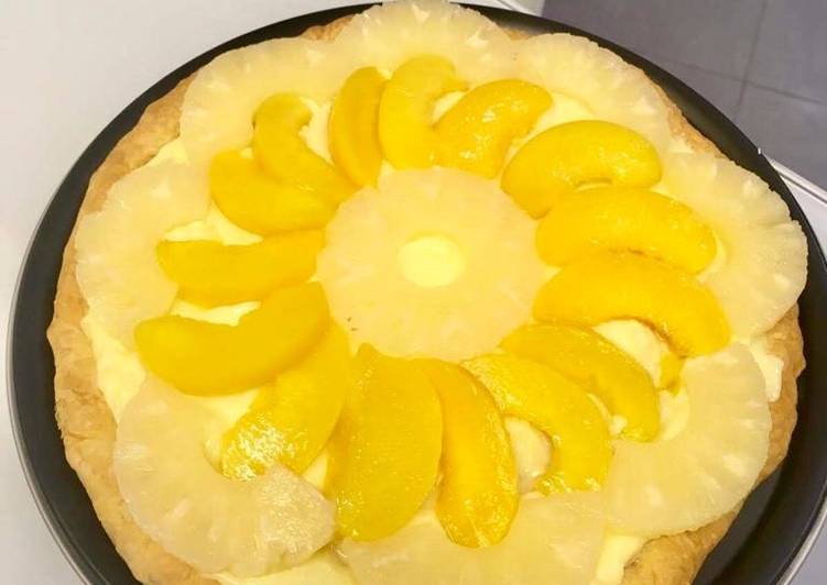 Crostata crema pasticciera e frutta sciroppata in pasta sfoglia