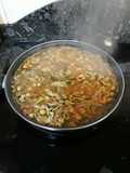 Garbanzos con vientre de cordero y verduras