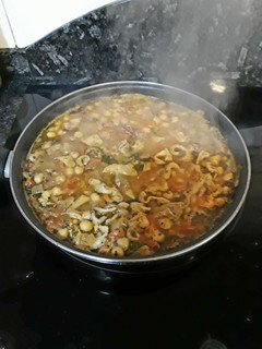 Una foto de Garbanzos con vientre de cordero y verduras