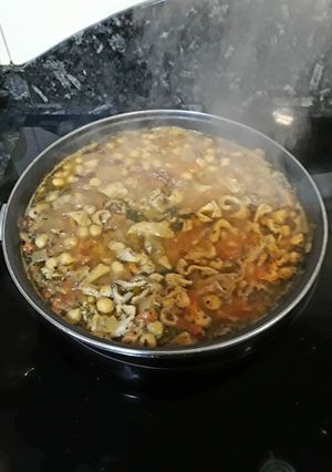 Una foto de Garbanzos con vientre de cordero y verduras