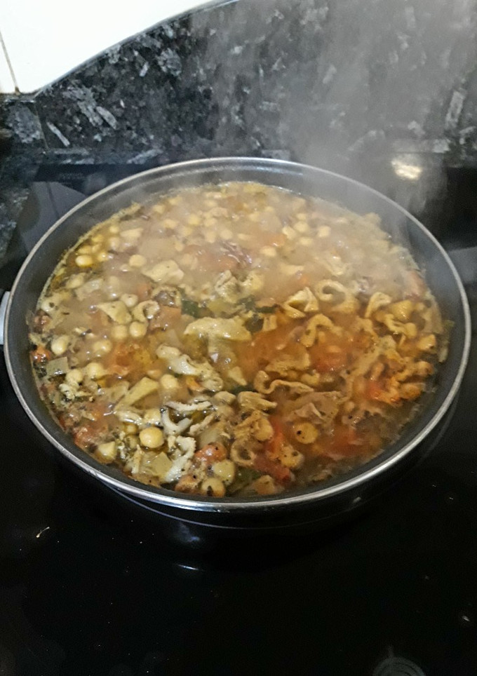 Una foto de Garbanzos con vientre de cordero y verduras