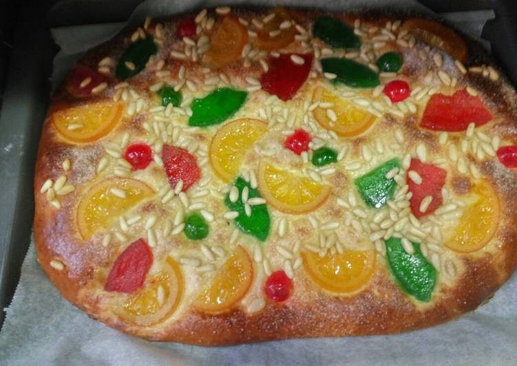 Coca de brioche con frutas confitadas y piñones