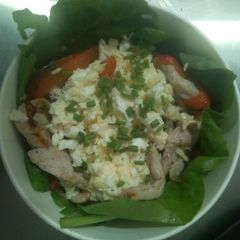 A picture of Chicken, red pepper and baby spinach egg box.