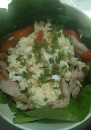 A picture of Chicken, red pepper and baby spinach egg box.