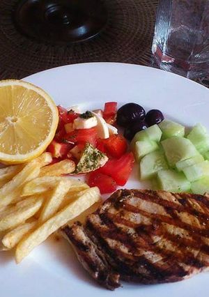 Une photo de Steak de thon grillé accompagné de légumes 🍴