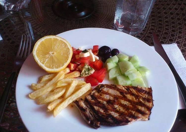 Steak de thon grillé accompagné de légumes 🍴