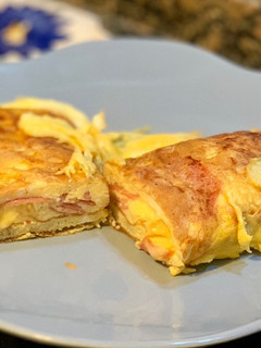Una foto de Tortilla con queso derretido y jamón🧀