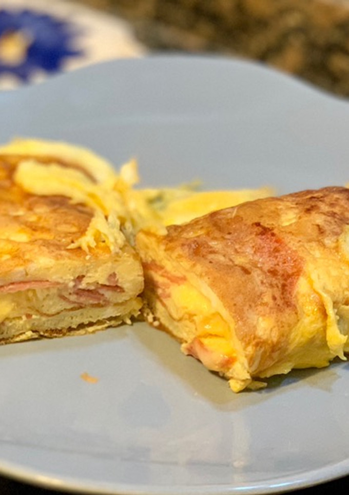 Una foto de Tortilla con queso derretido y jamón🧀