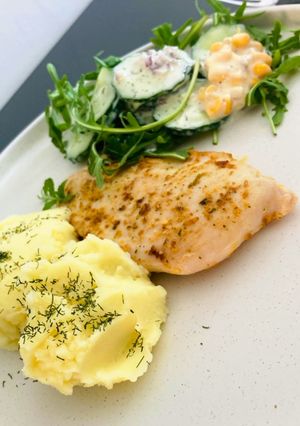 Natúr csirkemell, görög uborkasalátával, burgonyapürével recept fotója