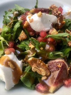 Una foto de Ensalada de higos y granada con queso crema